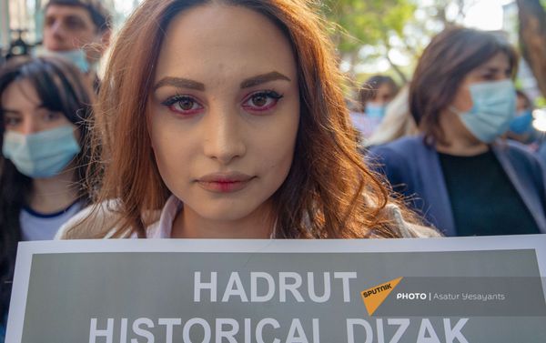 Акция протеста женщин Гадрута у посольств стран сопредседателей МГ ОБСЕ (12 ноября 2020). Еревaн - Sputnik Армения