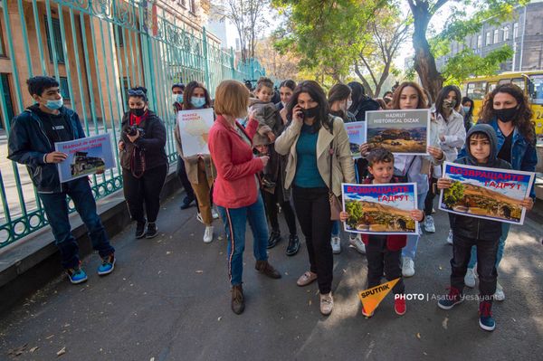 «Մեր հայրենիքը չեն կարող հանձնել այդ խայտառակ փաստաթղթով». հադրութցի կանանց բողոքի ակցիան - Sputnik Արմենիա
