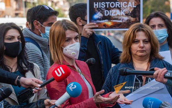 Акция протеста женщин Гадрута у посольств стран сопредседателей МГ ОБСЕ (12 ноября 2020). Еревaн - Sputnik Армения