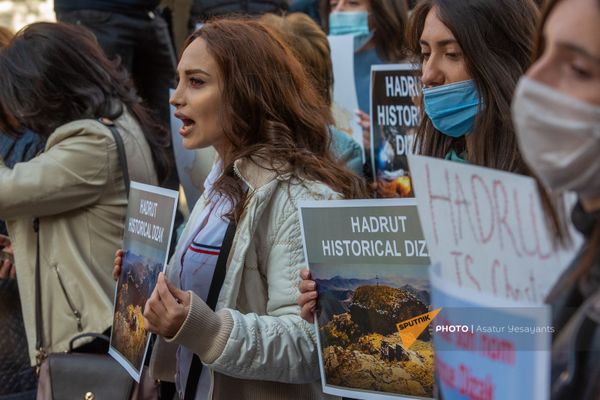 Акция протеста женщин Гадрута у посольств стран сопредседателей МГ ОБСЕ (12 ноября 2020). Еревaн - Sputnik Армения