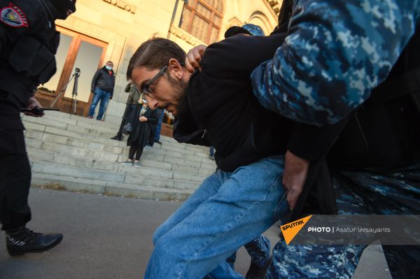 В Ереване одновременно проходили два митинга, акцию Сефиляна полиция разогнала В Ереване одновременно проходили два митинга, акцию Сефиляна полиция разогнала - Sputnik Армения