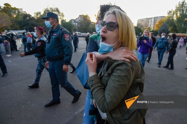 В Ереване одновременно проходили два митинга, акцию Сефиляна полиция разогнала В Ереване одновременно проходили два митинга, акцию Сефиляна полиция разогнала - Sputnik Армения