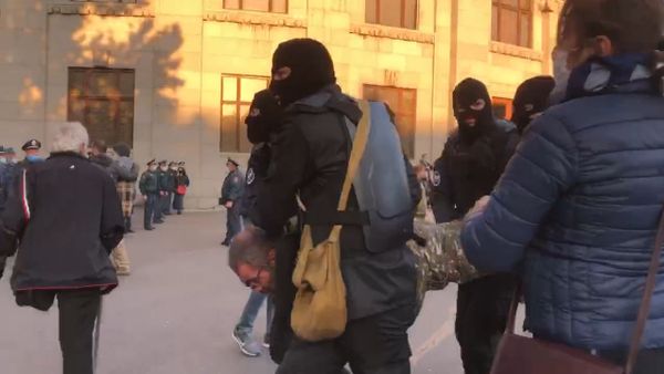 Полиция задерживает митингующих с площади Свободы (12 ноября 2020). Ереван - Sputnik Армения