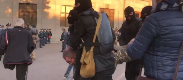 Полиция задерживает митингующих с площади Свободы (12 ноября 2020). Ереван Полиция задерживает митингующих с площади Свободы (12 ноября 2020). Ереван - Sputnik Արմենիա