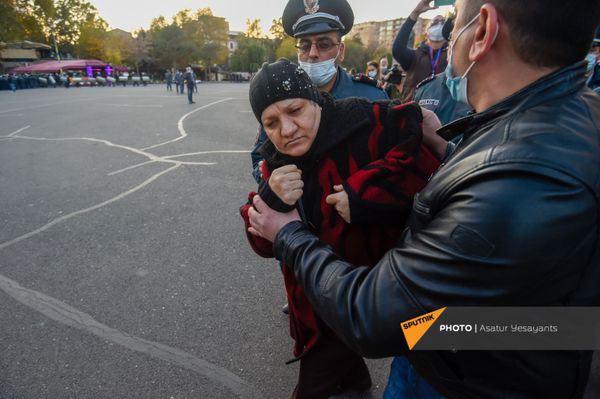 Акция протеста в Ереване: в отделения полиции доставлены 62 человека - Sputnik Армения