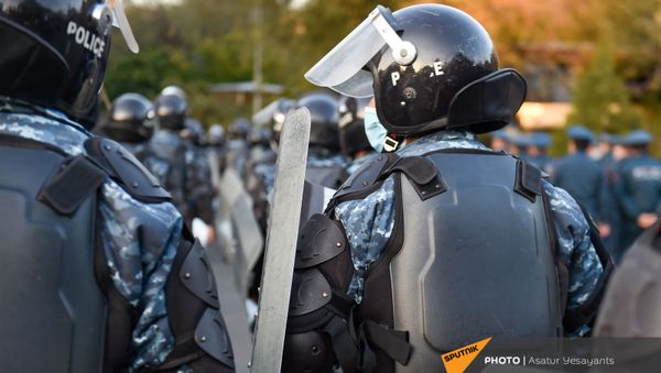 Полиция задерживает граждан, собравшихся на площади Свободы (12 ноября 2020). Еревaн - Sputnik Армения