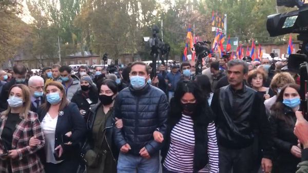 «Այսօր արդեն Շուշիում նամազ է հնչել». Մատենադարանի մոտից մեկնարկել է բողոքի երթը - Sputnik Արմենիա