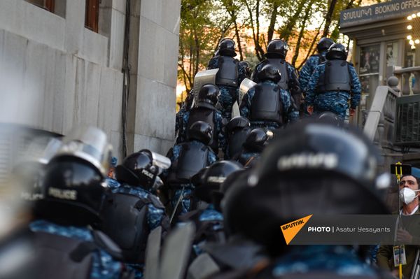 Акция протеста в Ереване: в отделения полиции доставлены 62 человека - Sputnik Армения