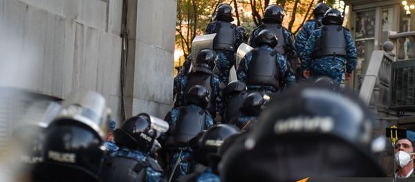 Сотрудники полиции у здания государственной оперы и балета (12 ноября 2020). Еревaн - Sputnik Արմենիա