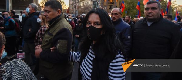 Протестующие двинулись к зданию СНБ Армении (12 ноября 2020). Еревaн Протестующие двинулись к зданию СНБ Армении (12 ноября 2020). Еревaн - Sputnik Армения