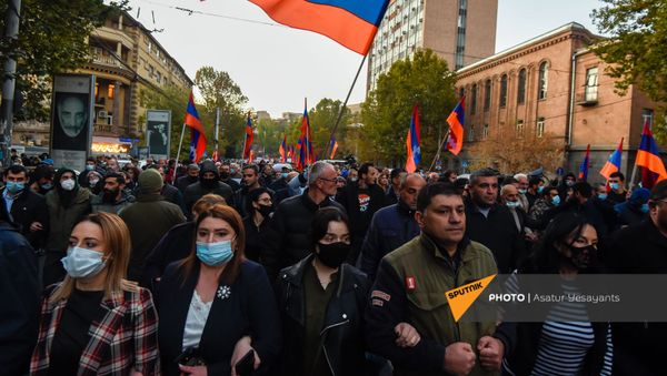 Протестующие двинулись к зданию СНБ Армении (12 ноября 2020). Еревaн Протестующие двинулись к зданию СНБ Армении (12 ноября 2020). Еревaн - Sputnik Армения