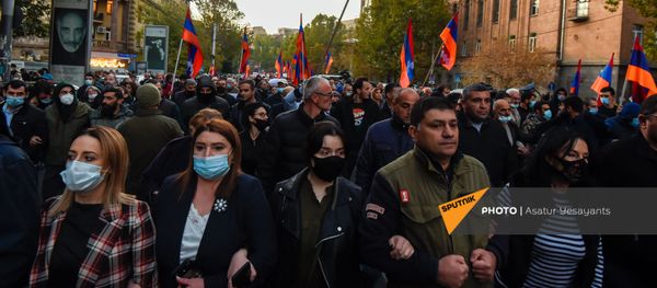 Протестующие двинулись к зданию СНБ Армении (12 ноября 2020). Еревaн Протестующие двинулись к зданию СНБ Армении (12 ноября 2020). Еревaн - Sputnik Армения