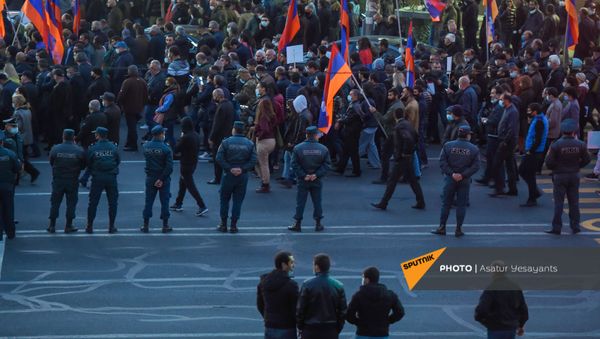 Протестующие двинулись к зданию СНБ Армении (12 ноября 2020). Еревaн - Sputnik Արմենիա