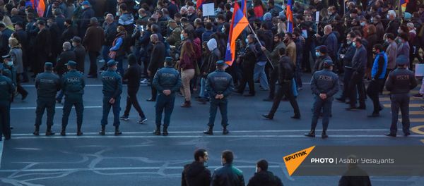 Протестующие двинулись к зданию СНБ Армении (12 ноября 2020). Еревaн - Sputnik Արմենիա