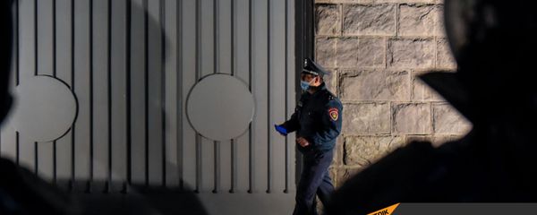 Сотрудник полиции у здания СНБ Армении (12 ноября 2020). Еревaн - Sputnik Արմենիա