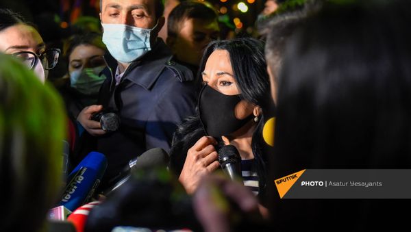 Наира Зограбян выступает с речью у здания СНБ Армении (12 ноября 2020). Еревaн - Sputnik Արմենիա