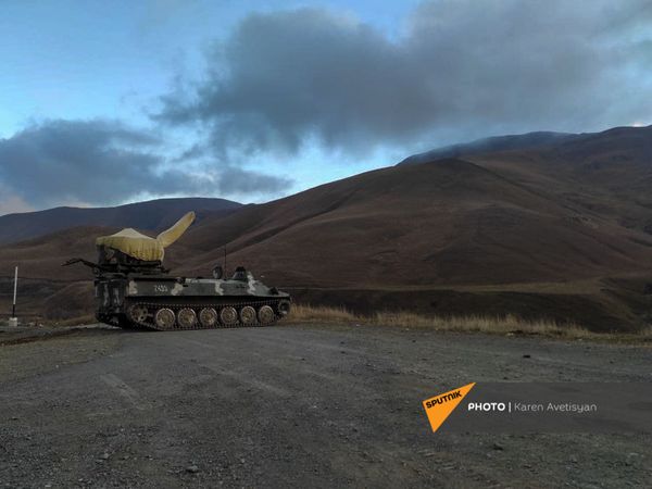 Ինչ տեսք ունի Քարվաճառն Ադրբեջանին հանձնելուց 3 օր առաջ. խաղաղապահների զրահատեխնիկան - Sputnik Արմենիա