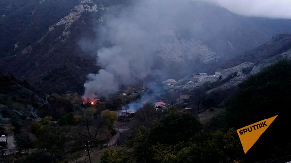 Дорога из Карвачара полна машин: армяне сжигают дома и покидают земли предков - видео - Sputnik Армения