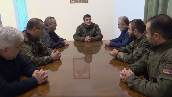 Президент НКР Араик Арутюнян встретился с представителями фракций НС Карабаха (13 ноября 2020). Степанакерт Президент НКР Араик Арутюнян встретился с представителями фракций НС Карабаха (13 ноября 2020). Степанакерт - Sputnik Արմենիա