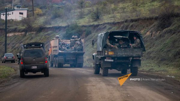 На дороге из Степанакерта в Шуши установлен КПП российских миротворцев (13 ноября 2020). Карабах - Sputnik Արմենիա