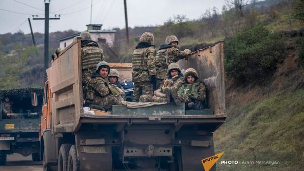 На дороге из Степанакерта в Шуши установлен КПП российских миротворцев (13 ноября 2020). Карабах - Sputnik Армения