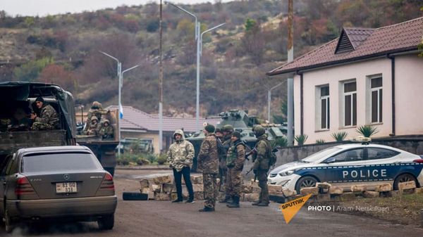 На дороге из Степанакерта в Шуши установлен КПП российских миротворцев (13 ноября 2020). Карабах - Sputnik Армения