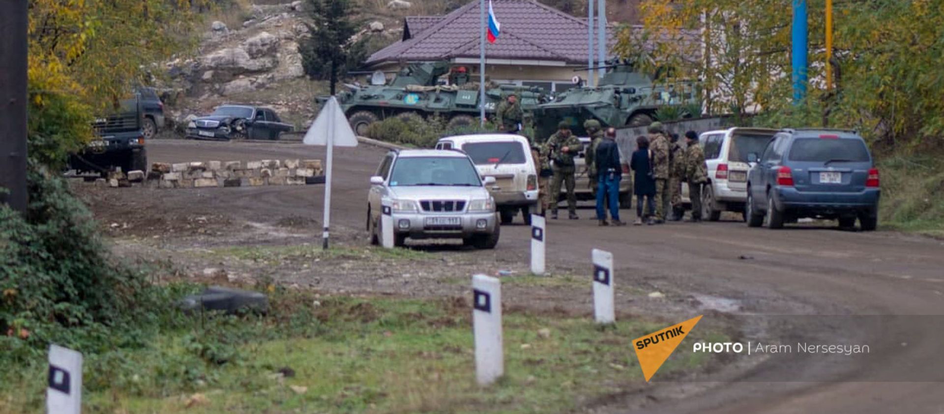 На дороге из Степанакерта в Шуши установлен КПП российских миротворцев (13 ноября 2020). Карабах - Sputnik Արմենիա, 1920, 16.08.2021