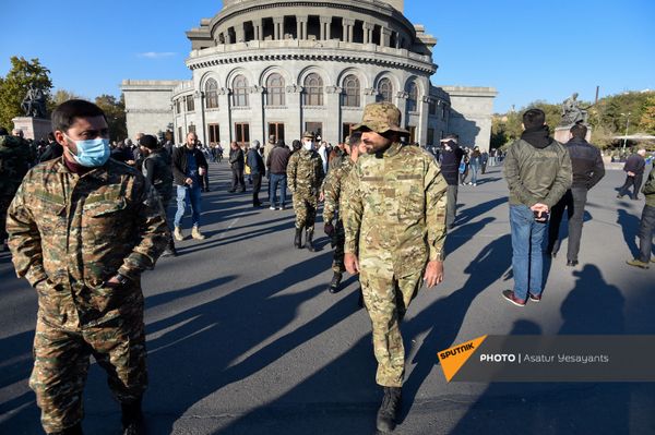 Զինվորական համազգեստով մի խումբ մարդիկ միացան ցուցարարներին - Sputnik Արմենիա