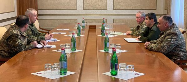 Президент Карабаха Араик Арутюнян встретился с командующим российских миротворческих сил Рустамом Мурадовым (13 ноября 2020). Карабах - Sputnik Արմենիա
