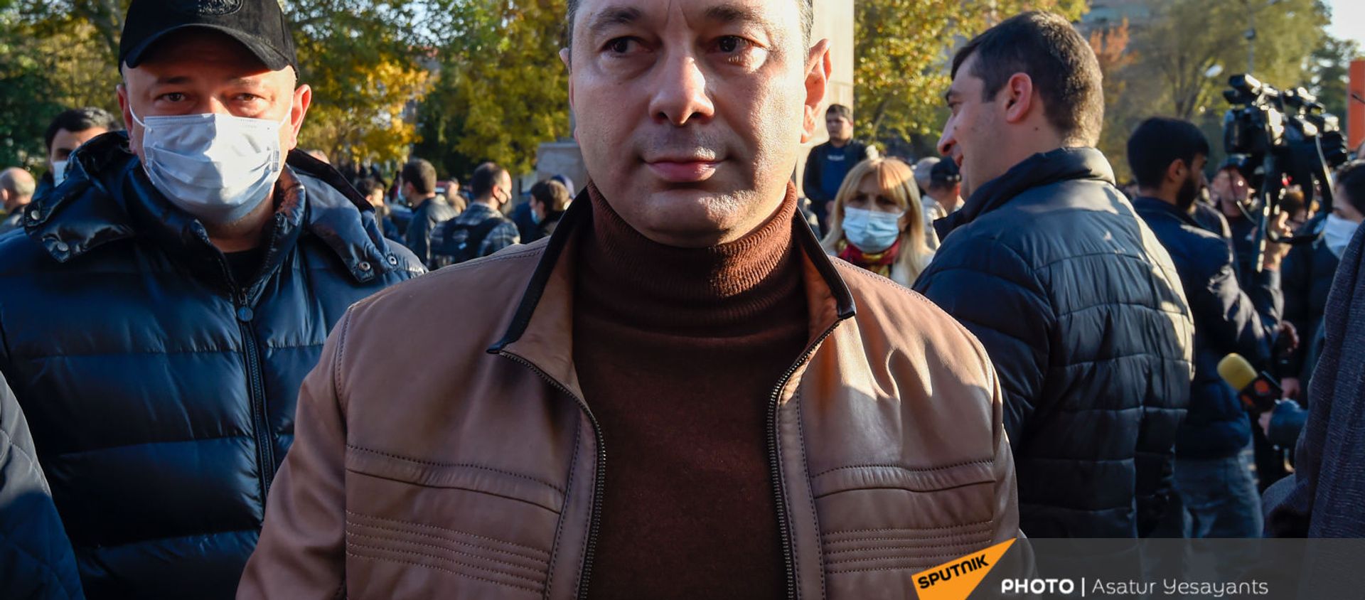 Экс-вице-спикер Эрдуард Шармазанов на площади Свободы (13 ноября 2020). Еревaн - Sputnik Армения, 1920, 21.04.2021