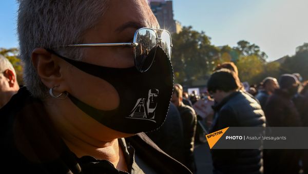 Экс-депутат, певица Шушан Петросян на площади Свободы (13 ноября 2020). Еревaн - Sputnik Արմենիա
