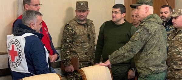 Президент Карабаха Араик Арутюнян обсудил с командующим российских миротворческих сил Рустамом Мурадовым и представителем МККК Паскалем Хунди передачу тел погибших солдат (13 ноября 2020). Карабах - Sputnik Արմենիա