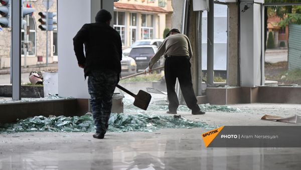 Расчищение последствий обстрелов (13 ноября 2020). Степанакерт Расчищение последствий обстрелов (13 ноября 2020). Степанакерт - Sputnik Армения