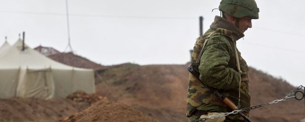 Военнослужащий на КПП у входа на базу российских миротворцев в Нагорном Карабахе - Sputnik Արմենիա
