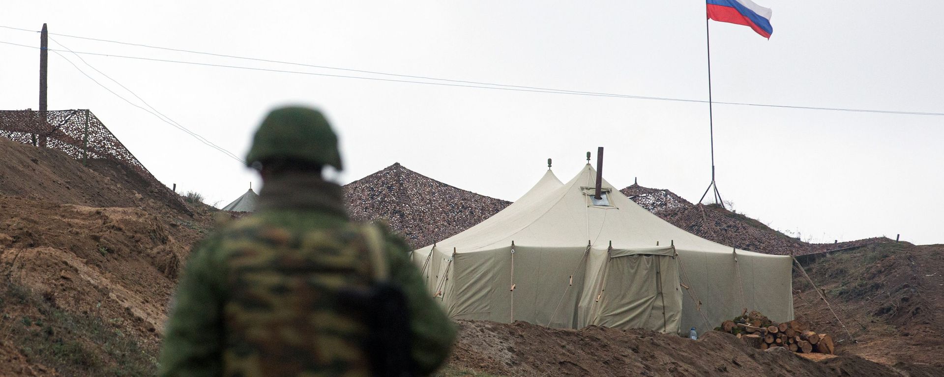 Военнослужащий на КПП у входа на базу российских миротворцев в Нагорном Карабахе - Sputnik Արմենիա, 1920, 14.11.2020