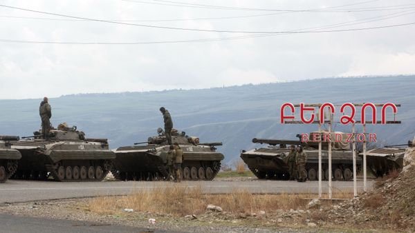Боевые машины пехоты российских миротворцев в Нагорном Карабахе - Sputnik Армения