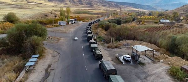 Марш миротворцев 15-й отдельной бригады ВС РФ по маршруту Горис – Степанакерт Марш миротворцев 15-й отдельной бригады ВС РФ по маршруту Горис – Степанакерт - Sputnik Армения