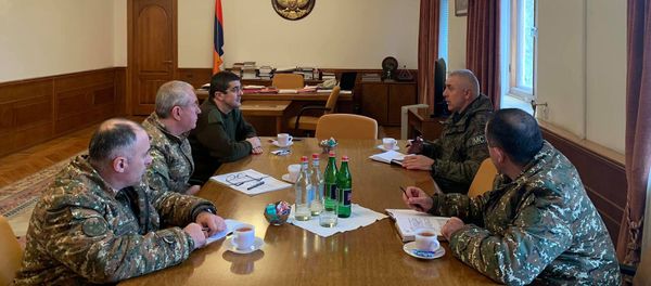 Президент Карабаха Араик Арутюнян встретился с командующим российских миротворческих сил Рустамом Мурадовым (14 ноября 2020). Степанакерт - Sputnik Армения