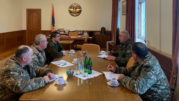 Президент Карабаха Араик Арутюнян встретился с командующим российских миротворческих сил Рустамом Мурадовым (14 ноября 2020). Степанакерт - Sputnik Армения