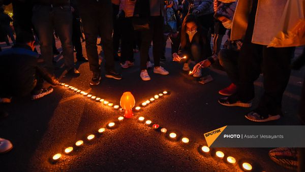 Граждане зажигают свечи в память о погибших в карабахской войне (14 ноября 2020). Еревaн - Sputnik Արմենիա