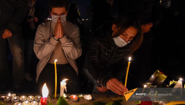 Граждане зажигают свечи в память о погибших в карабахской войне (14 ноября 2020). Еревaн Граждане зажигают свечи в память о погибших в карабахской войне (14 ноября 2020). Еревaн - Sputnik Արմենիա