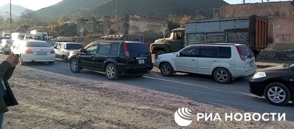 Очередь из уезжающих в Армению с территории Карабаха - Sputnik Արմենիա