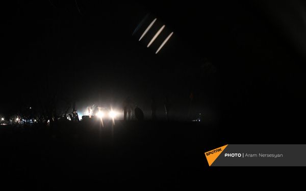 Люди покидают свои дома в Карвачаре перед вступлением в силу соглашения о передаче земель (14 ноября 2020). Карабах - Sputnik Армения