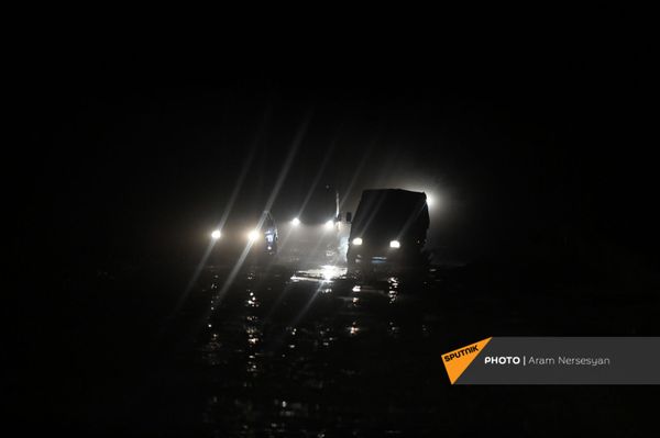Люди покидают свои дома в Карвачаре перед вступлением в силу соглашения о передаче земель (14 ноября 2020). Карабах - Sputnik Армения