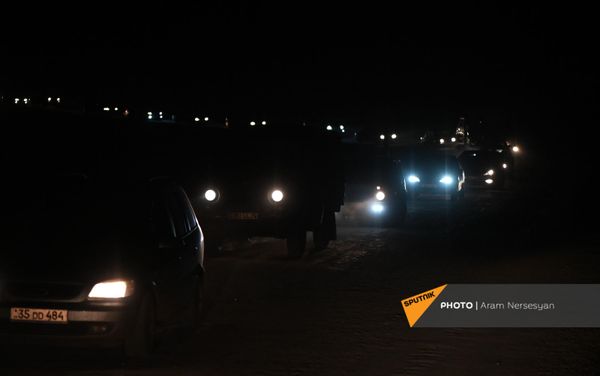 Люди покидают свои дома в Карвачаре перед вступлением в силу соглашения о передаче земель (14 ноября 2020). Карабах - Sputnik Армения