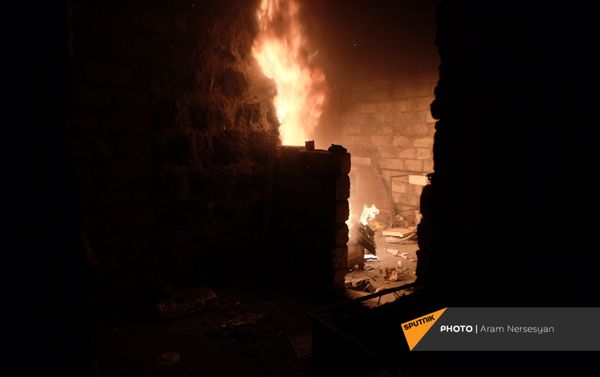 Люди покидают свои дома в Карвачаре перед вступлением в силу соглашения о передаче земель (14 ноября 2020). Карабах - Sputnik Армения