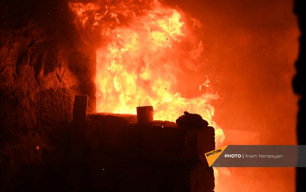 Люди покидают свои дома в Карвачаре перед вступлением в силу соглашения о передаче земель (14 ноября 2020). Карабах - Sputnik Армения