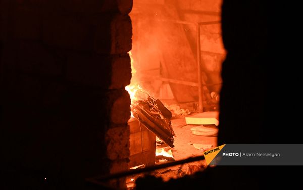 Люди покидают свои дома в Карвачаре перед вступлением в силу соглашения о передаче земель (14 ноября 2020). Карабах - Sputnik Армения