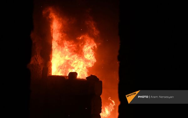 Люди покидают свои дома в Карвачаре перед вступлением в силу соглашения о передаче земель (14 ноября 2020). Карабах - Sputnik Армения