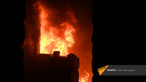 Люди покидают свои дома в Карвачаре перед вступлением в силу соглашения о передаче земель (14 ноября 2020). Карабах - Sputnik Армения